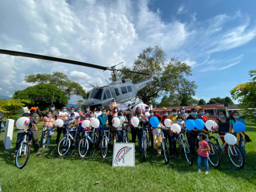 CACOM-4 y “Pazicletas” llevan alegría y esperanza, sobre ruedas, a los niños de Icononzo.