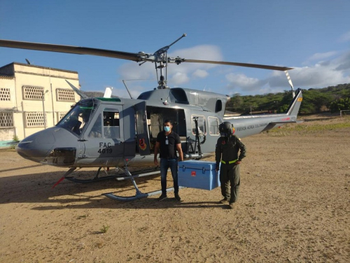 Las primeras vacunas de una sola aplicación fueron transportadas a la Alta Guajira por la Fuerza Aérea