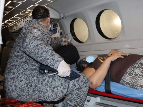 Mujer que requería atención especializada urgente fue movilizada en avión ambulancia de su Fuerza Aérea