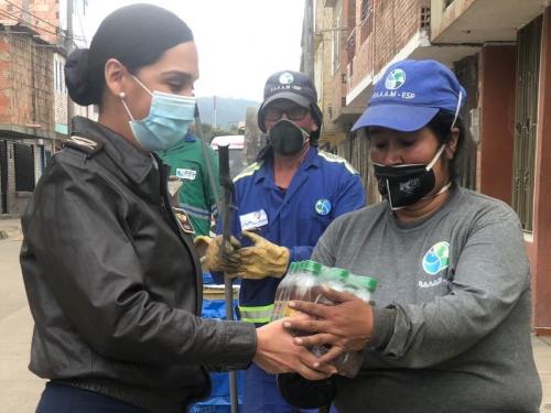 La labor de los operarios de limpieza en Madrid es exaltada por su Fuerza Aérea Colombiana