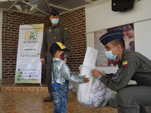 Niños y niñas de El Cerrito, Valle, reciben visita de su Fuerza Aérea Colombiana