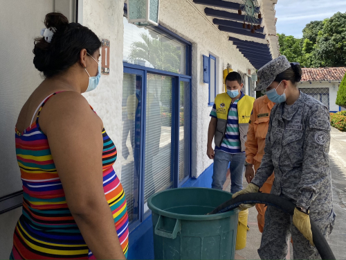 Con un carrotanque de agua, su Fuerza Aérea Colombiana contribuye a subsanar emergencia sanitaria en Tocaima 