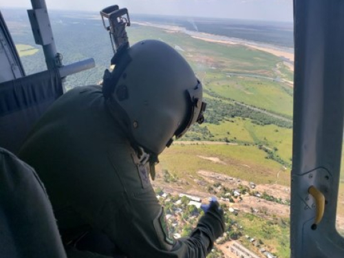 helicópteros Huey ll y tripulaciones 