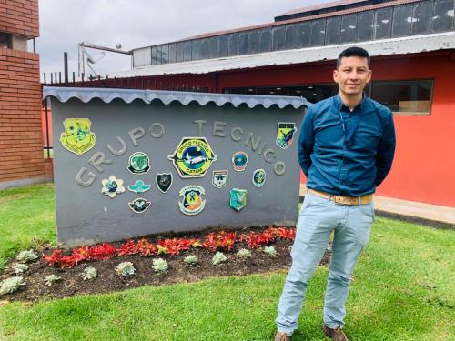 La pasión y entrega de un civil de su Fuerza Aérea, cumpliendo sus sueños