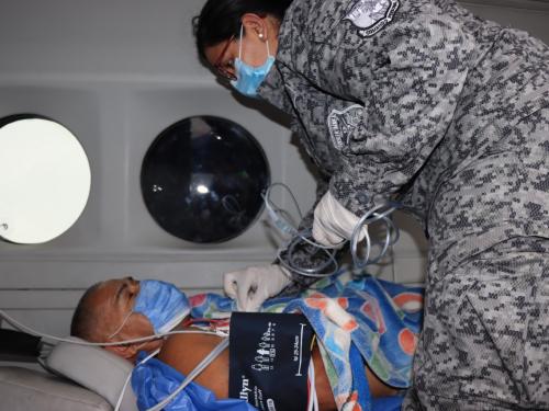 La integridad de una persona de la tercera edad fue protegida por tripulaciones de su Fuerza Aérea