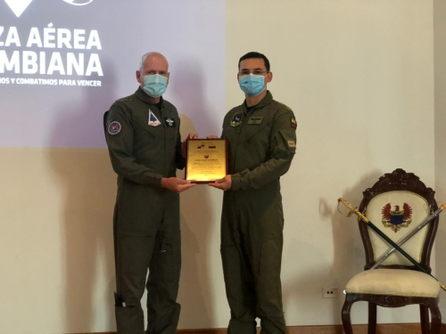 Por su trabajo abnegado durante la pandemia, tripulaciones de su Fuerza Aérea reciben reconocimiento