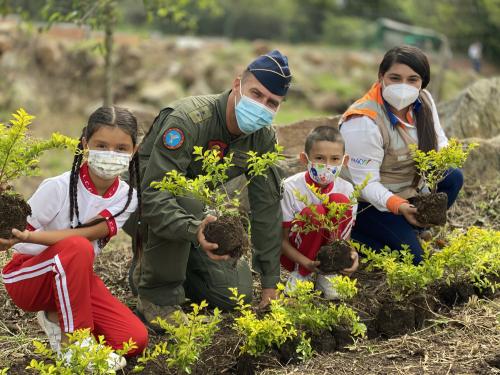Estudiantes del corregimiento de Chinauta, se beneficiaron gracias a su Fuerza Aérea Colombiana