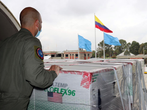 2 millones y medio de vacunas contra el COVID-19 llegaron a Colombia, en la aeronave Boeing 767 de su Fuerza Aérea Colombiana