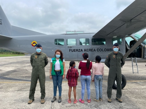 El ICBF gracias al apoyo de la FAC, inicia labores tendientes al restablecimiento de los derechos de tres menores en el Amazonas 