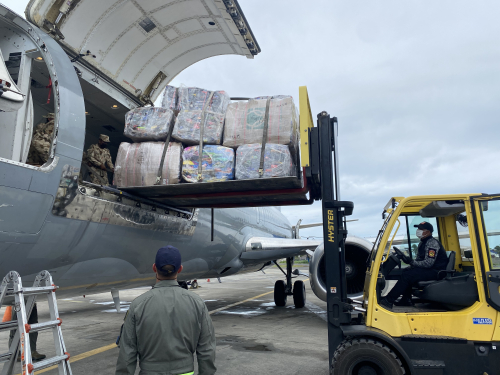 Con aeronave C-40, se realiza apoyo a refugio de animales en San Andrés.