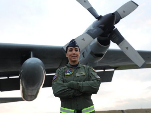Un nuevo hito en la aviación militar es escrito por una mujer de Su Fuerza Aérea