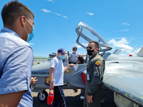 Con “Así se va a las Estrellas” niños de la Dorada conocen capacidades distintivas de la Fuerza Aérea