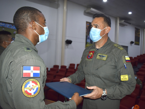 Alumnos internacionales culminaron curso en la EHFAA