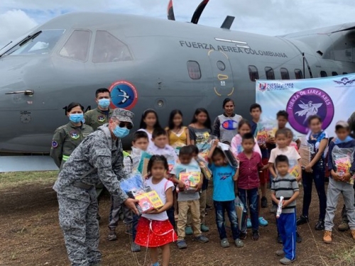 Fuerza de Tarea Ares entrega kits escolares en el Internado de Güerima Vichada 