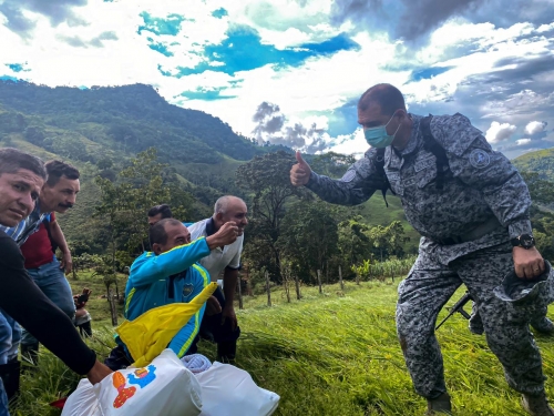 Tanques de agua son trasladados vía aérea para beneficio de la población de Yacopí