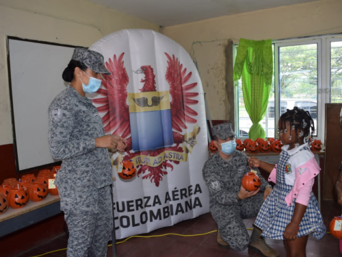 Niños y niñas celebraron Halloween con su Fuerza Aérea Colombiana
