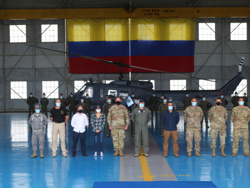 El señor viceministro de planeación y estrategia y representantes del departamento de defensa de los Estados Unidos visitan al Comando Aéreo de Combate no.6 acompañada por el Segundo Comandante de su Fuerza Aérea Colombiana