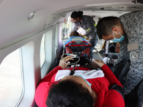 Dos personas de la tercera edad fueron movilizadas por su Fuerza Aérea