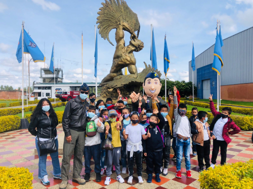 Niños de la vereda el Corzo visitan las instalaciones del Comando Aéreo de Mantenimiento