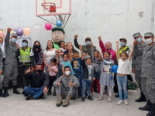 Plan Corazón Amigo fue llevado al Hogar de Paso Santa Lucia por su Fuerza Aérea 