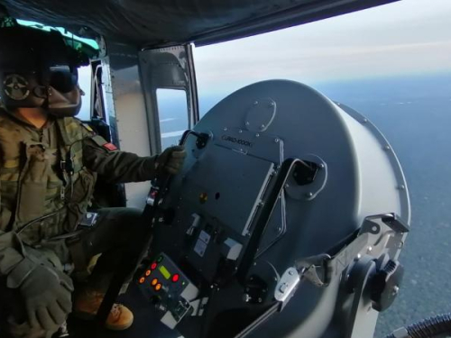 El Comando Aéreo de Combate No. 6 (CACOM-6) continúa realizando operaciones de sensibilización en el suroriente del país, en esta ocasión, la tripulación del helicóptero Huey II sobrevuela algunos municipios aledaños con el fin de realizar lanzamiento de volantes y perifoneo aéreo. 
