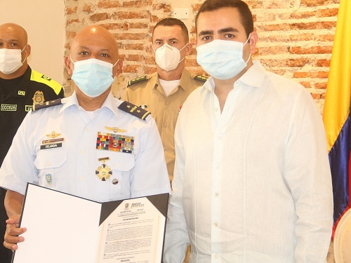 La Gobernación de Bolívar condecora al Comandante del Comando Aéreo de Combate No.3
