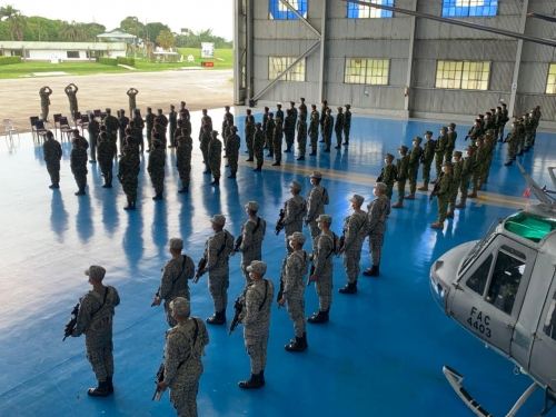Distintivo del Comando Conjunto de Operaciones Especiales es entregado a 5 oficiales del comando aéreo de combate No.6 en ceremonia militar.   