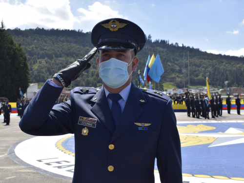 Ceremonia militar de ascenso y en condecoraciones de un personal de su Fuerza Aérea