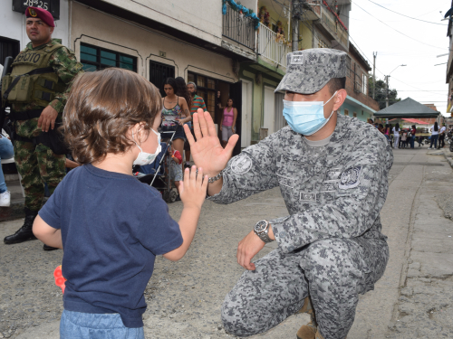 Su Fuerza Aérea Colombiana, en coordinación con el Centro Pastoral y Espiritualidad Afro de Cali y Misioneros de la Consolata, acompañó la entrega de 300 regalos en la capital del Valle del Cauca, para niños y niñas del barrio los robles y la unión de vivienda popular.