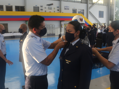 En ceremonia militar presidida por el señor coronel IVAN MAURICIO LEONARDO MEZA CUERVO, comandante del Comando Aéreo de Combate No.6, se llevó a cabo el ascenso de un personal de oficiales de la Fuerza Aérea Colombiana, quienes por sus méritos y tiempo de servicio alcanzaron el grado inmediatamente superior.