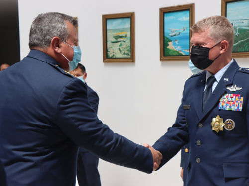 Condecoración “Cruz de la Fuerza Aérea” fue impuesta al General Andrew Croft por sus invaluables servicios a Colombia