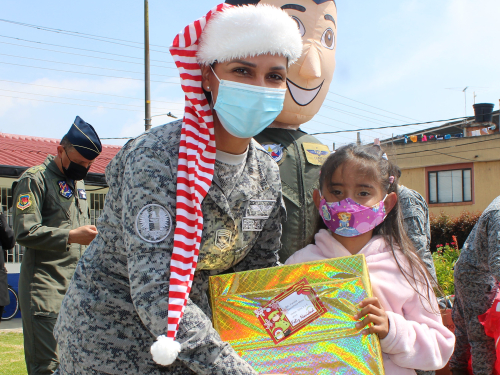 En el marco de la campaña “Obsequia Sonrisas” liderada por su Fuerza Aérea Colombiana, cerca de 500 niños de las veredas de Puente Piedra y El Corzo, participaron de la entrega de regalos y actividades lúdico recreativas lideradas por el Comando de la Unidad cuna de la logística aeronáutica de la FAC, con el fin de fomentar en los más pequeños el espíritu navideño. Gracias a la generosidad del personal militar y civil del CAMAN, así como de las alianzas estratégicas, entre la Fuerza Aérea, Misión INALDE y T