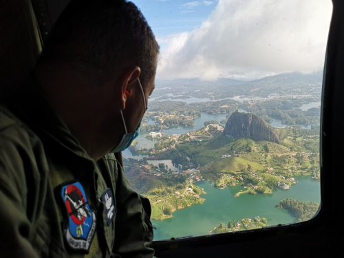 Desde el aire, su Fuerza Aérea Colombiana acompaña los desplazamientos de los antioqueños