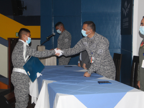  Soldados de aviación reciben el título de bachiller en Malambo 