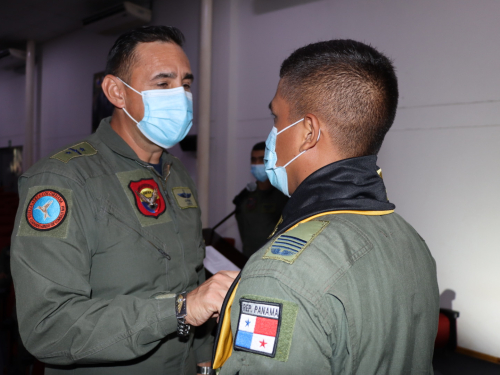 Alféreces colombianos e internacionales se forman como pilotos de ala rotatoria en la EHFAA