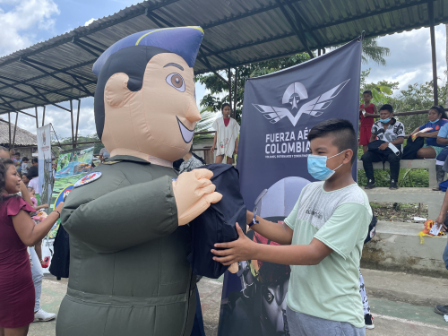 Entrega de útiles escolares como apoyo a la enseñanza de niños y niñas en el Amazonas