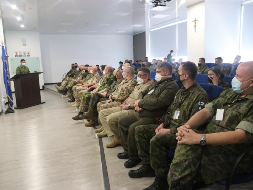 Equipo Móvil de Entrenamiento de la OTAN capacita a futuros evaluadores del proceso de certificación en Colombia