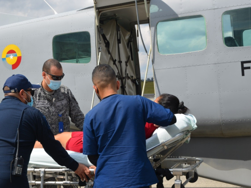 Mujer gestante recibe atención médica y traslado por parte de su Fuerza Aérea Colombiana