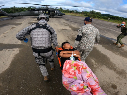 Joven indígena herido por artefacto explosivo es trasladado por su Fuerza Aérea