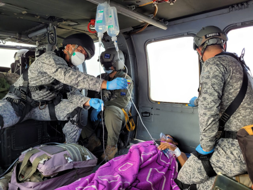 Mujer indígena en estado de gestación, es trasladada gracias a su Fuerza Aérea Colombiana