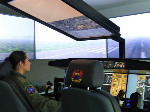 Nuevos simuladores de vuelo, entrenan a los pilotos de transporte