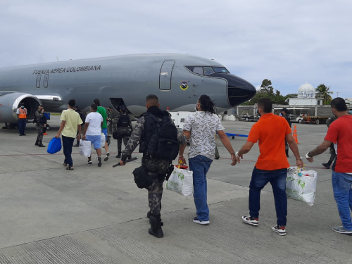 Con apoyo de su Fuerza Aérea, reclusos fueron transportados hacia el interior del país