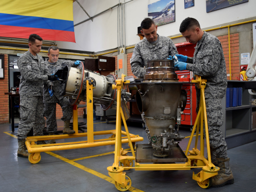 el Comando Aéreo de Mantenimiento retorna al servicio un motor modelo PT6A de la aeronave KING 350 en su versión aeromedicalizada.