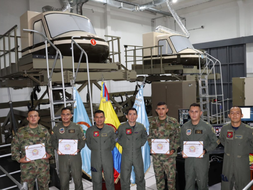 Oficiales se certifican como Instructores de Simulador de Vuelo en la EHFAA