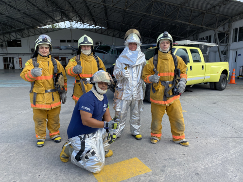 Entrenamiento a bomberos de su Fuerza Aérea en la Isla de San Andrés