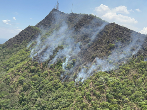 Continúan labores de mitigación de incendio en el cerro el Venado, con aeronaves de su Fuerza Aérea