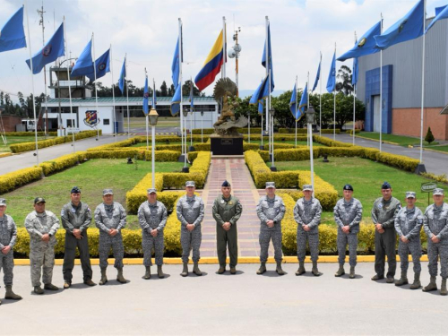 Lazos de cooperación en asuntos de seguridad se fortalecen con la visita del Servicio Nacional Aeronaval al CAMAN