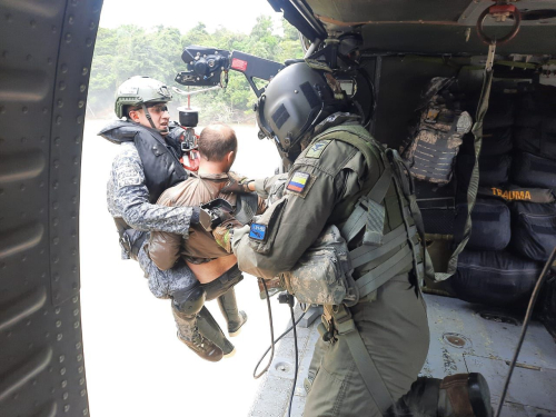 Dos ciudadanos extranjeros en situación de emergencia fueron rescatados por su Fuerza Aérea