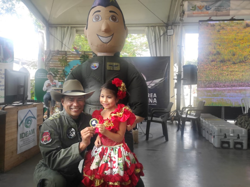 Asistentes a Expomalocas conocen las capacidades de su Fuerza Aérea que protegen la biodiversidad colombiana
