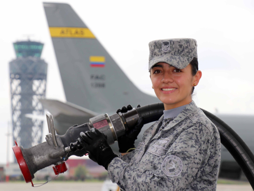 Una Mujer que inspira: La Aerotécnico Camila Daza se abre camino en la especialidad de Abastecimientos Aeronáuticos 